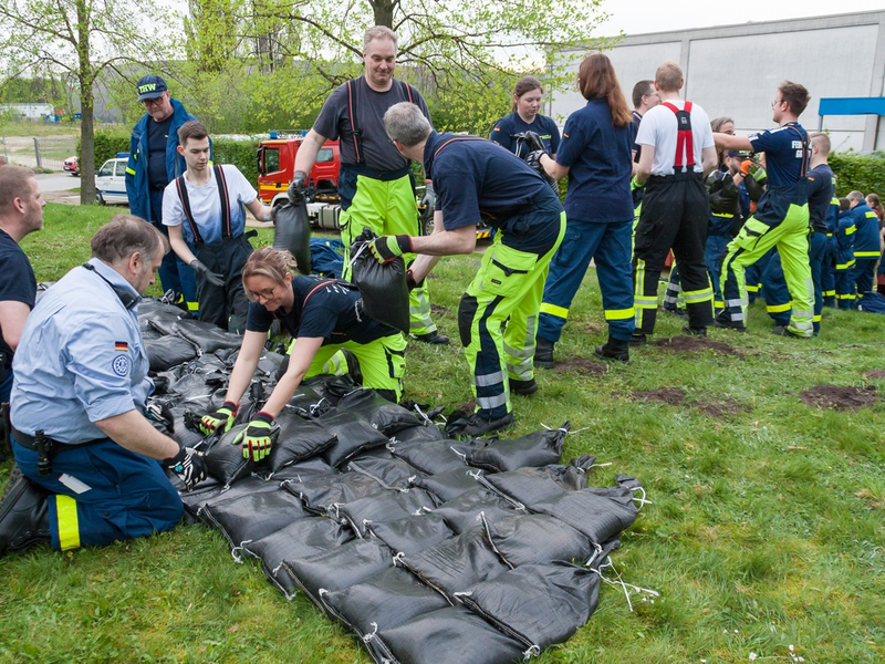 FW Gronau: Gemeinsam Sandsäcke packen / Ausbildung Hochwasserschutz von THW und Feuerwehr Gronau - Foto: presseportal.de