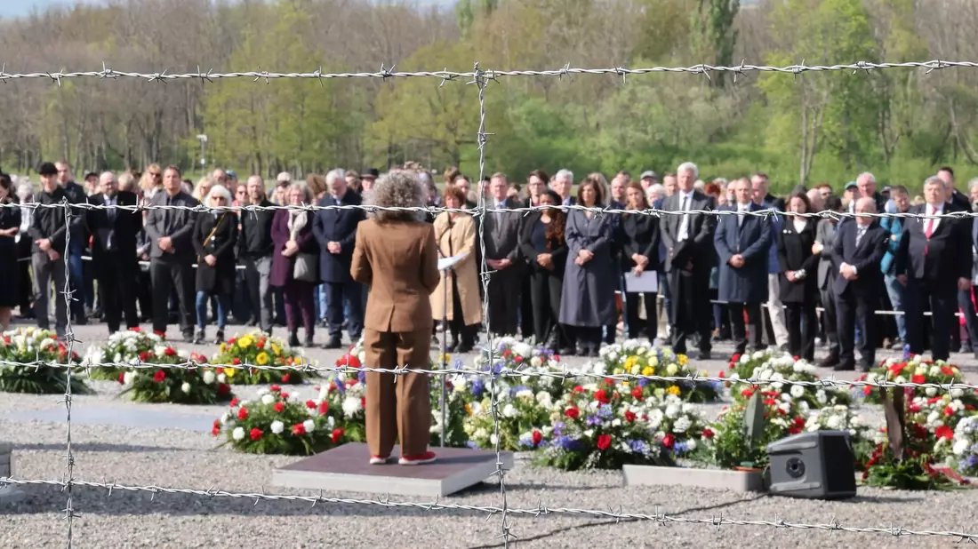 Gedenkfeier auf dem ehemaligen Appellplatz anlässlich des 79. Jahrestag der Befreiung des Konzentrationslagers Buchenwald. - Bild: Bodo Schackow/dpa