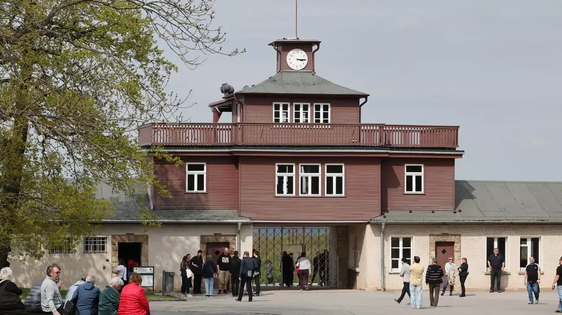 Das ehemalige Lagertor während der Gedenkfeier zum 79. Jahrestag der Befreiung des Konzentrationslagers Buchenwald. - Bild: Bodo Schackow/dpa