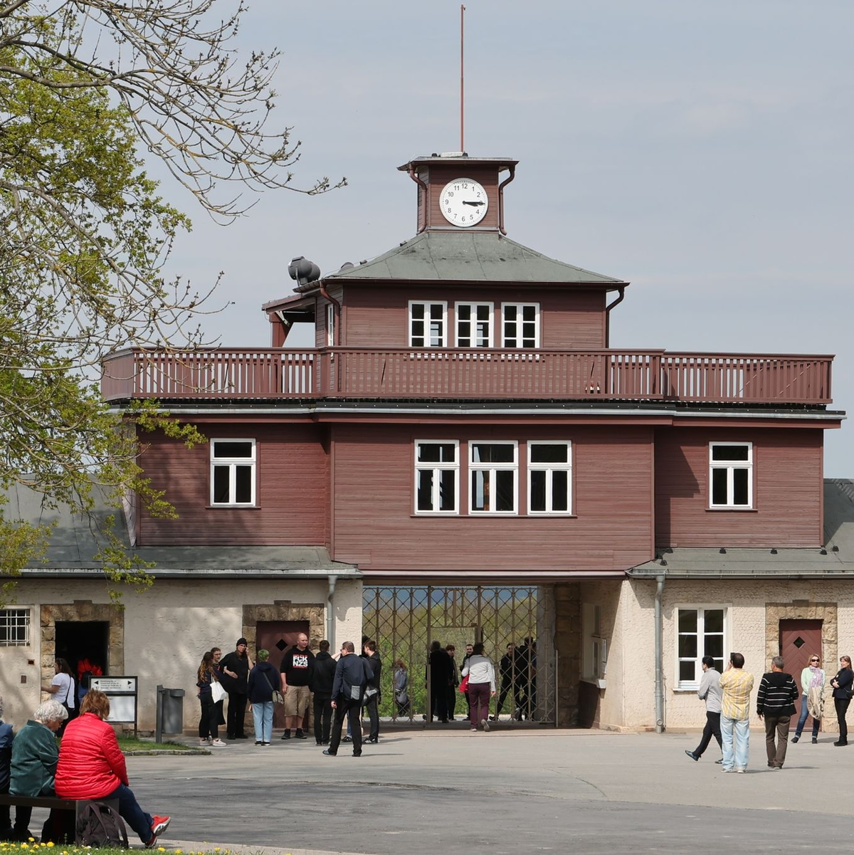 Das ehemalige Lagertor während der Gedenkfeier zum 79. Jahrestag der Befreiung des Konzentrationslagers Buchenwald. - Foto: Bodo Schackow/dpa