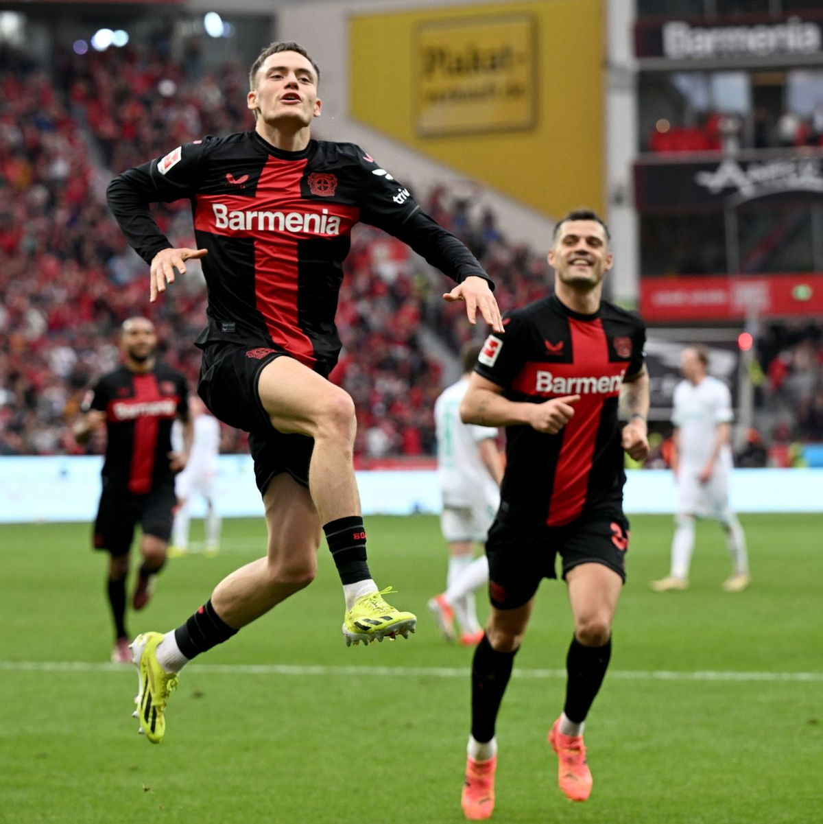 Nach dem 3:0 von Florian Wirtz (l) war die Partie entschieden. - Foto: Federico Gambarini/dpa