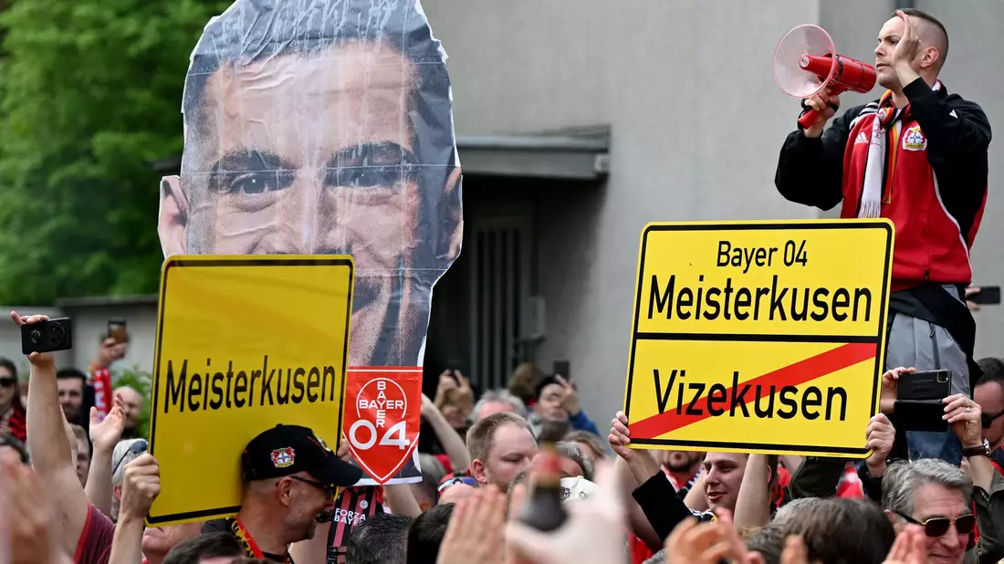 Die Leverkusener Fans feierten ihr Team schon vor dem Anpfiff. - Bild: Federico Gambarini/dpa