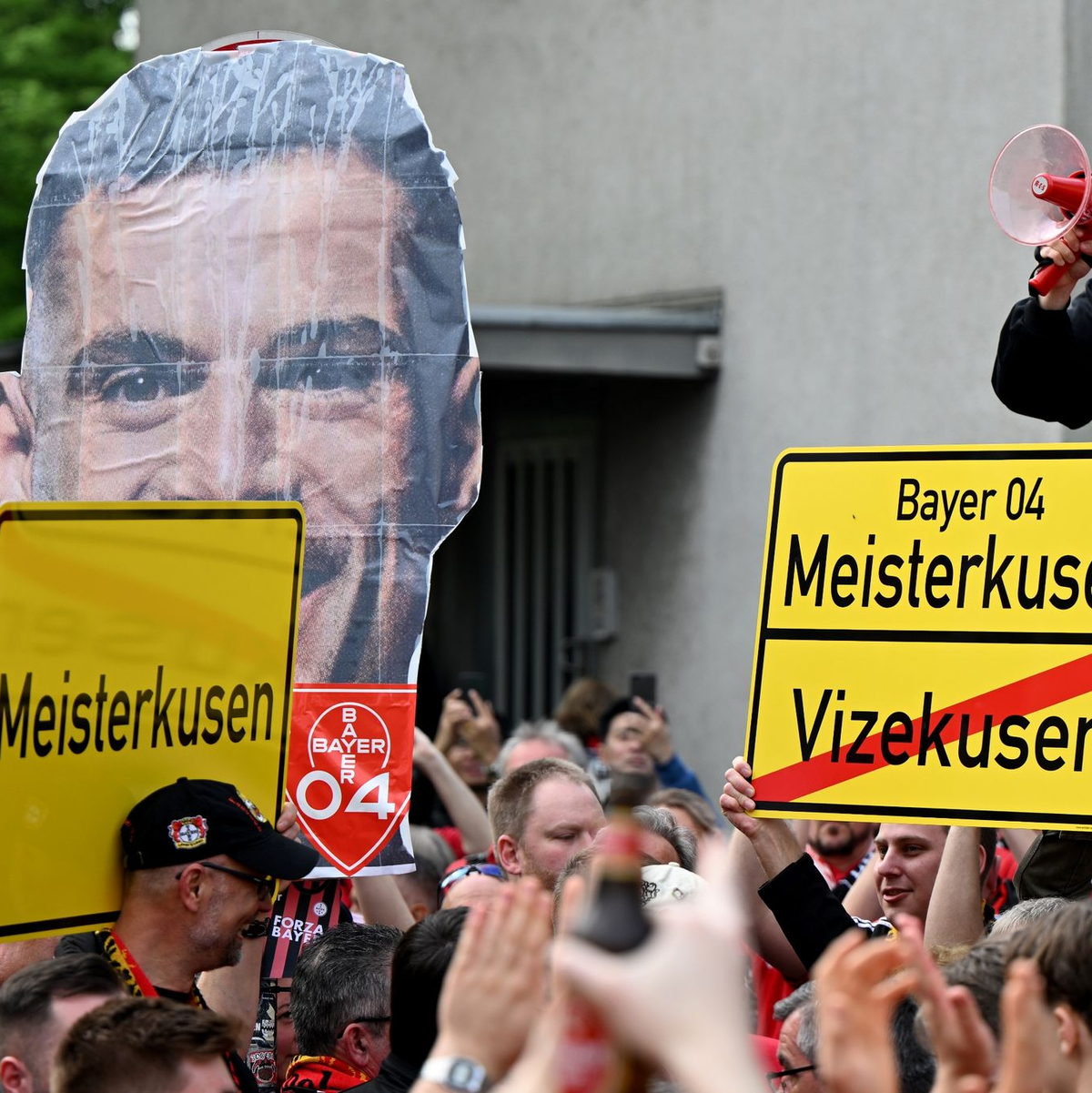 Die Leverkusener Fans feierten ihr Team schon vor dem Anpfiff. - Foto: Federico Gambarini/dpa