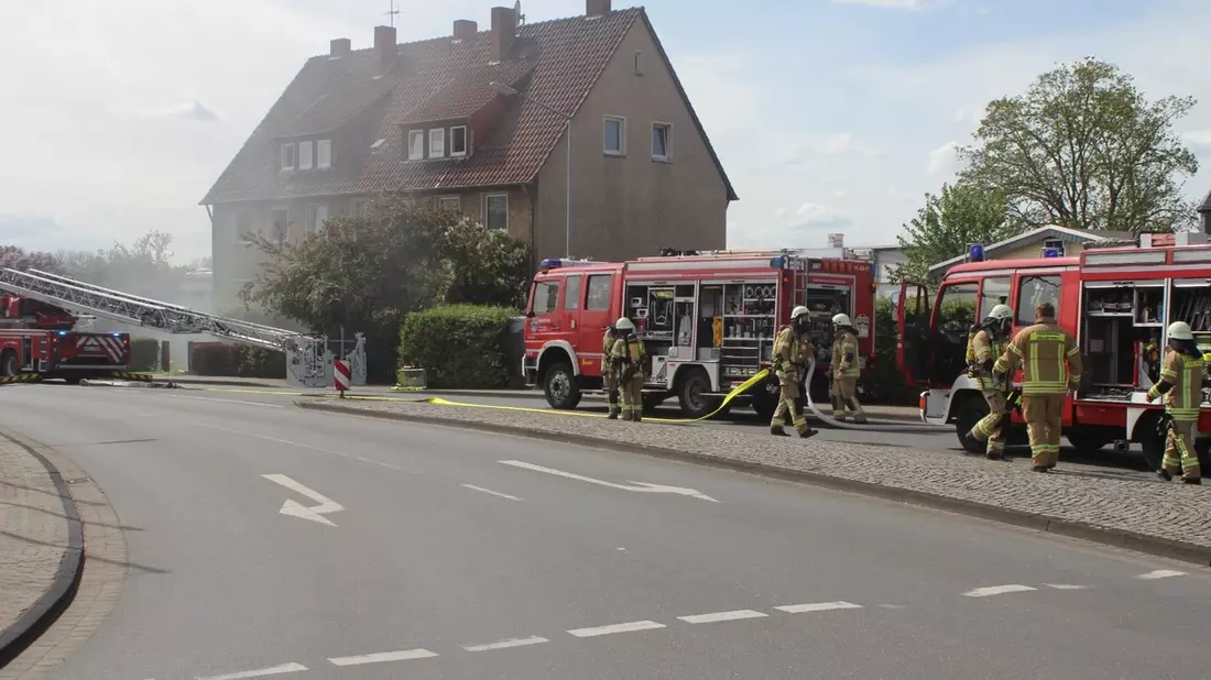 FW Helmstedt: Kellerbrand, mehrere Personen gerettet - Bild: presseportal.de