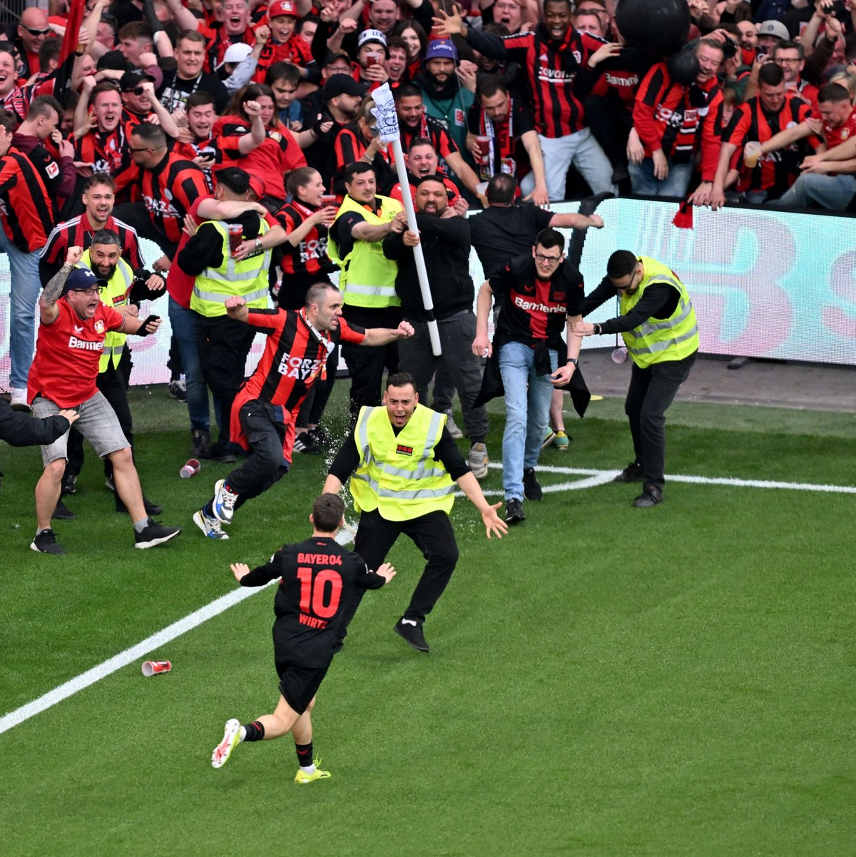 Schon nach dem viertem Leverkusener Tor stürmten Teile der Zuschauer den Platz. - Foto: David Inderlied/dpa