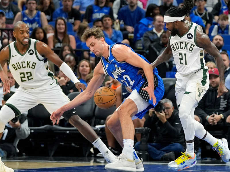 Franz Wagner (M) und die Orlando Magic haben die Playoffs erreicht. - Foto: John Raoux/AP/dpa
