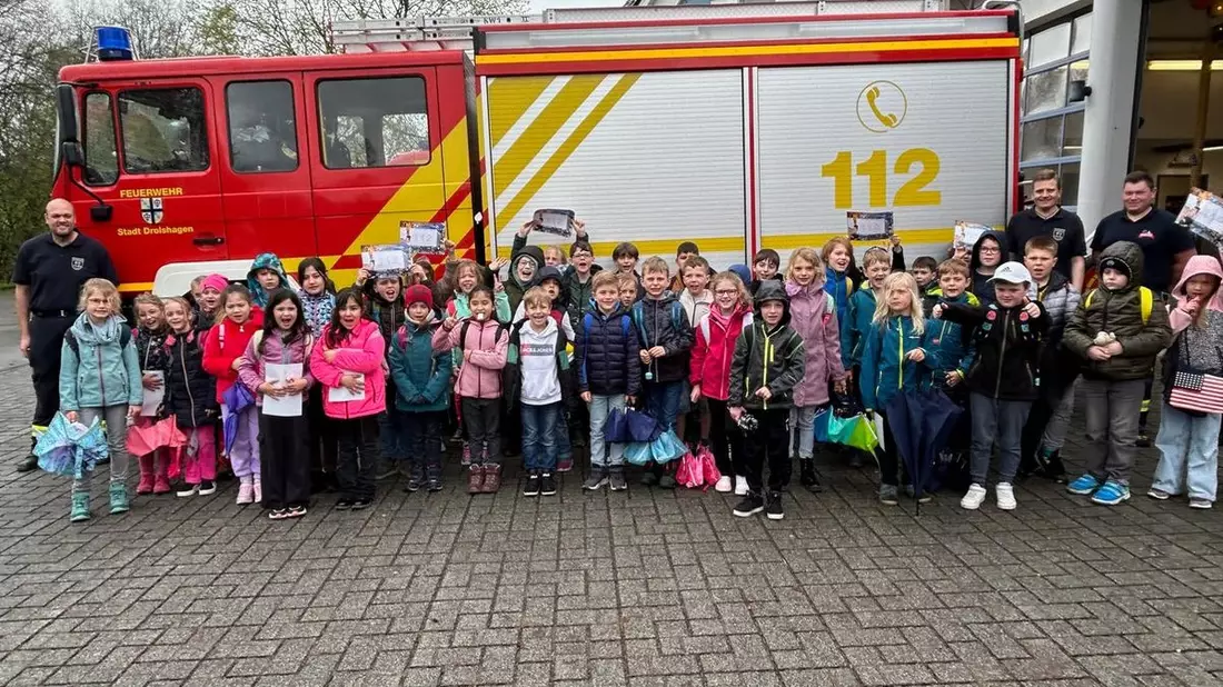 FW Drolshagen: Grundschulkinder zu Besuch bei der Feuerwehr - Bild: presseportal.de