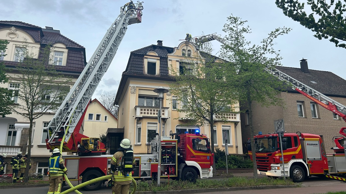 FF Bad Salzuflen: Eine Person aus Gebäude mit brennendem Dachstuhl in Bad Salzuflen gerettet / Freiwillige Feuerwehr ist am Sonntagabend mit 100 Kräften im Einsatz - Foto: presseportal.de