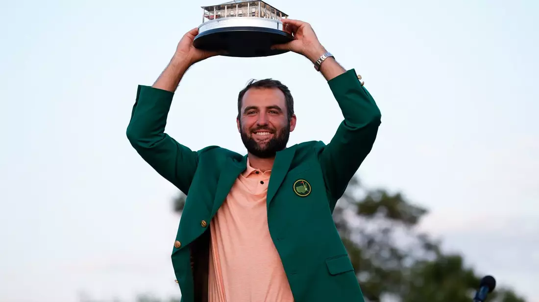 Scottie Scheffler hält die Trophäe nach seinem Sieg. - Bild: Matt Slocum/AP/dpa