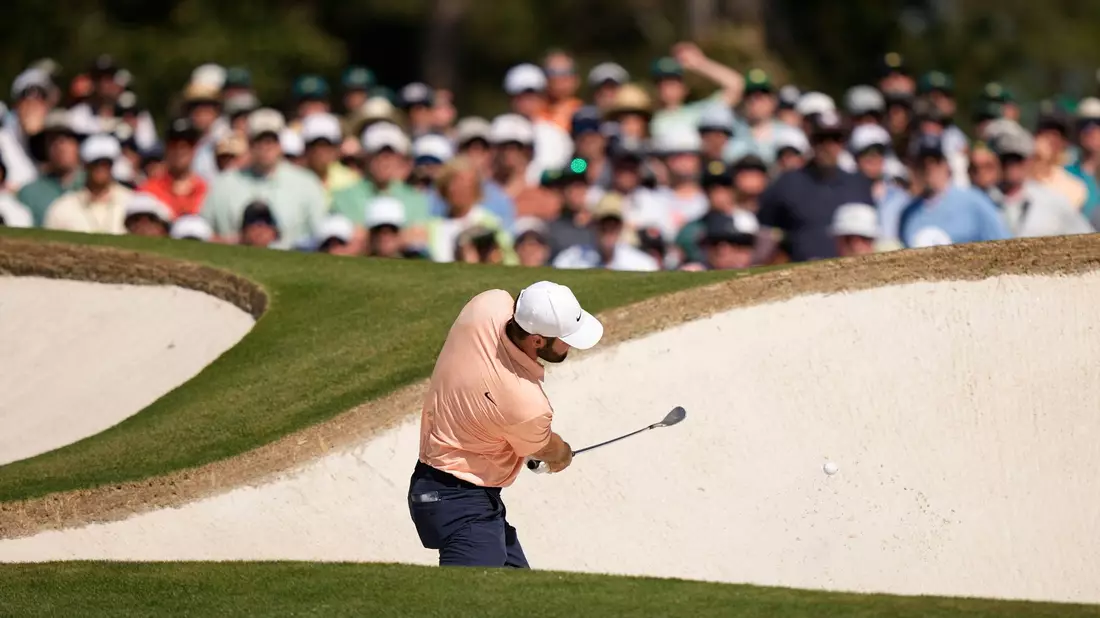 Golf: Scottie Scheffler schlägt aus dem Bunker am siebten Loch. Er gewinnt zum zweiten Mal die US Masters. - Bild: Charlie Riedel/AP/dpa
