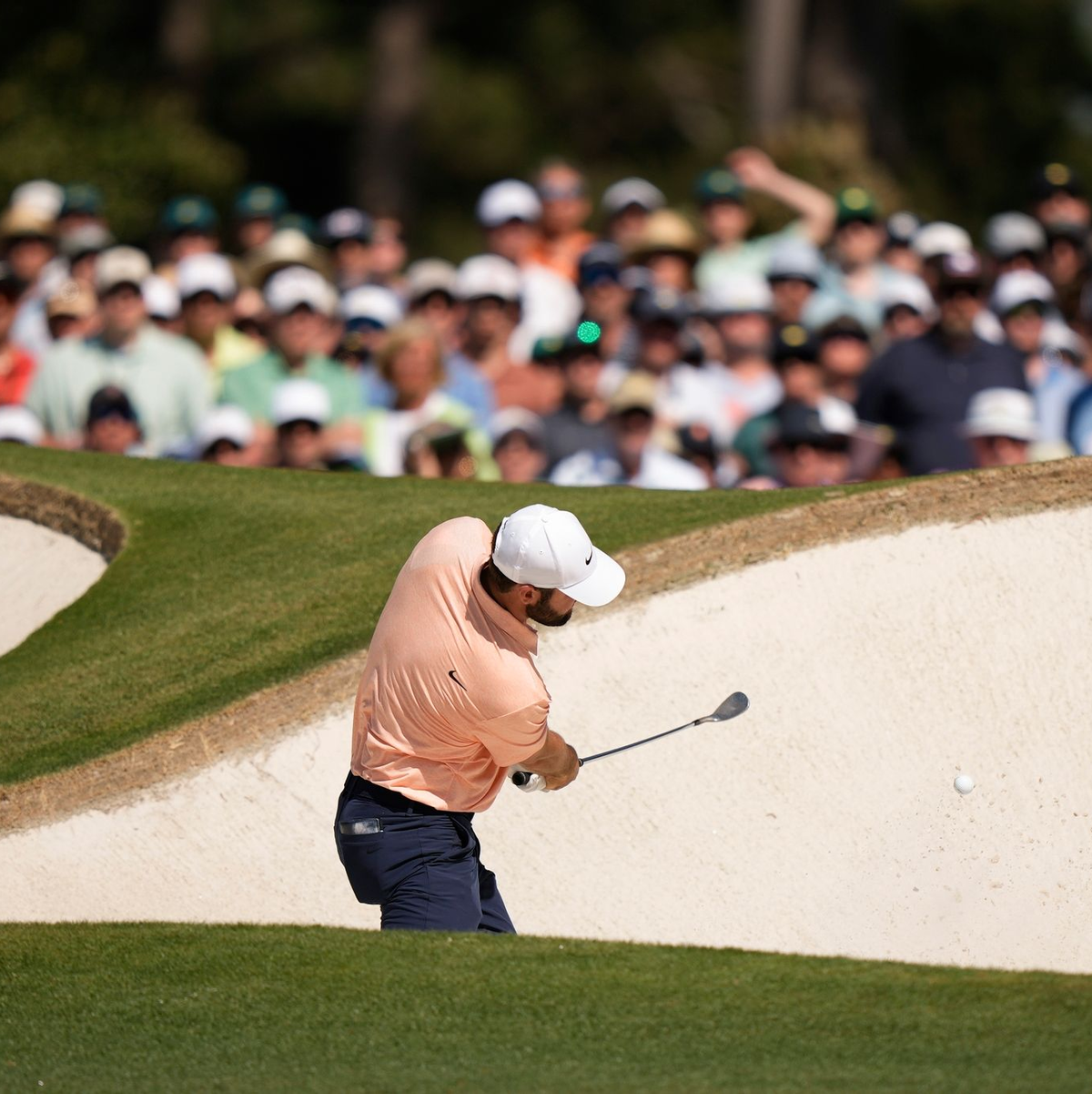 Golf: Scottie Scheffler schlägt aus dem Bunker am siebten Loch. Er gewinnt zum zweiten Mal die US Masters. - Foto: Charlie Riedel/AP/dpa
