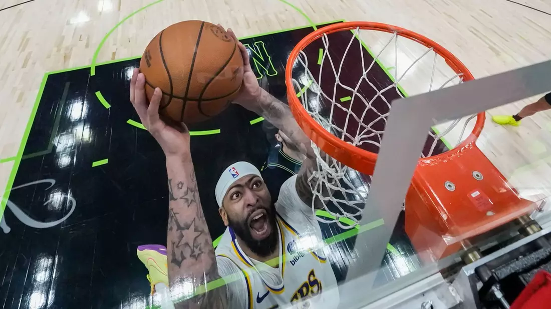 Anthony Davis von den Los Angeles Lakers zieht zum Korb. - Bild: Gerald Herbert/AP/dpa