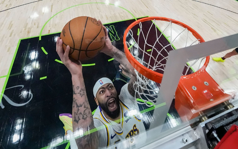 Anthony Davis von den Los Angeles Lakers zieht zum Korb. - Foto: Gerald Herbert/AP/dpa