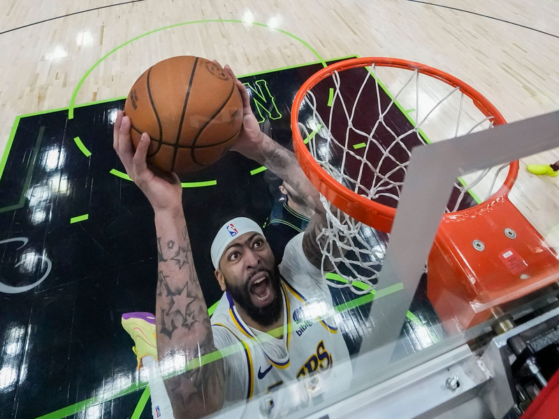 Anthony Davis von den Los Angeles Lakers zieht zum Korb. - Foto: Gerald Herbert/AP/dpa