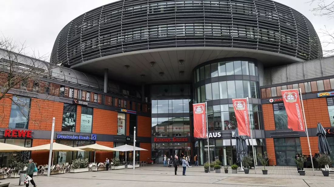 Wie ein auf einem Einkaufszentrum gelandetes Ufo: das Rathaus in Leverkusen. - Bild: Oliver Berg/dpa