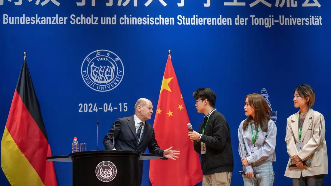 Bundeskanzler Olaf Scholz (vorn 5.v.l) und Ministerpräsident Li Qiang (vorn 6.v.l) in der Großen Halle des Volkes vor einer Sitzung des Beratenden Ausschusses der deutsch-chinesischen Wirtschaft. - Bild: Michael Kappeler/dpa