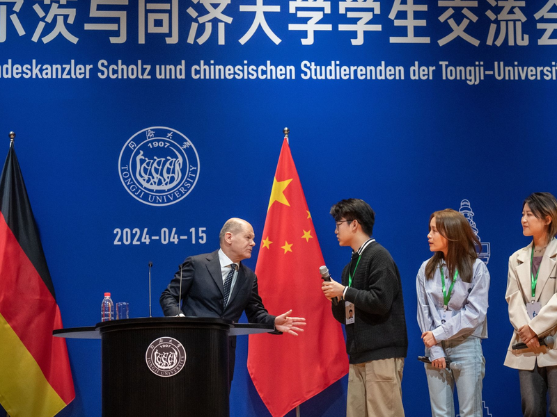 Bundeskanzler Olaf Scholz (vorn 5.v.l) und Ministerpräsident Li Qiang (vorn 6.v.l) in der Großen Halle des Volkes vor einer Sitzung des Beratenden Ausschusses der deutsch-chinesischen Wirtschaft. - Foto: Michael Kappeler/dpa