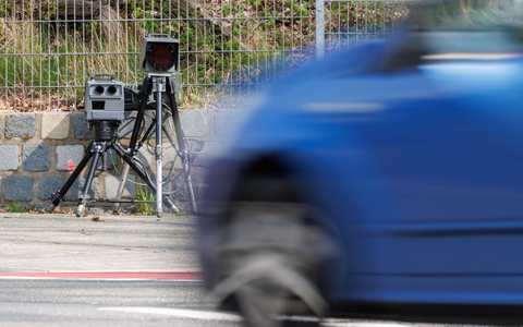 An Blitzer-Aktionswoche und Schwerpunkttag beteiligen sich nur Sachsen-Anhalt, Rheinland-Pfalz, Hessen, Hamburg und Baden-WĂŒrttemberg. - Foto: Daniel Karmann/dpa An Blitzer-Aktionswoche und Schwerpunkttag beteiligen sich nur Sachsen-Anhalt, Rheinland-Pfalz, Hessen, Hamburg und Baden-WĂŒrttemberg. - Foto: Daniel Karmann/dpa