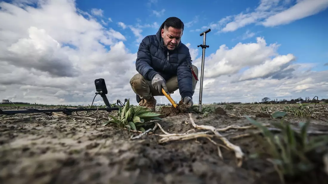 Schatzsucher Carsten Konze auf der Suche nach einem Gegenstand. - Bild: Oliver Berg/dpa