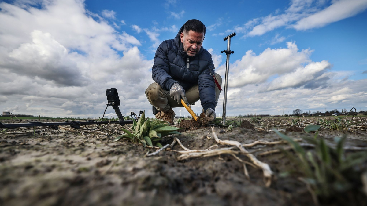 Schatzsucher Carsten Konze auf der Suche nach einem Gegenstand. - Foto: Oliver Berg/dpa