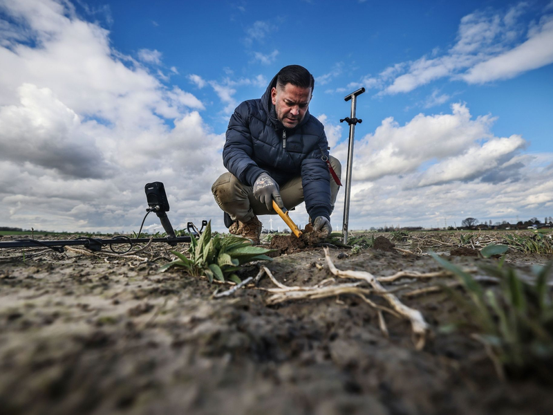 Schatzsucher Carsten Konze auf der Suche nach einem Gegenstand. - Foto: Oliver Berg/dpa