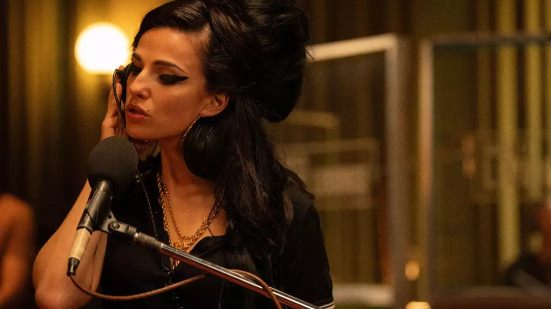 Schauspielerin Marisa Abela als Amy Winehouse. - Bild: Courtesy of Dean Rogers/Focus Features, LLC./dpa