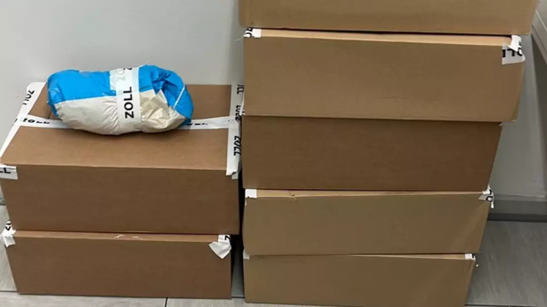 HZA-MS: Zoll stoppt Drogen-Kurier bei Tempo 200 km/h / Münsteraner Zöllner finden bei Fahrzeugkontrolle über 700 Cannabis Pflanzen und 260 Gramm Marihuana - Bild: presseportal.de
