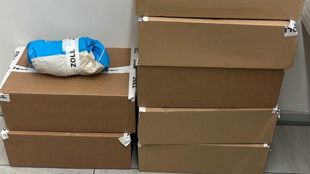 HZA-MS: Zoll stoppt Drogen-Kurier bei Tempo 200 km/h / Münsteraner Zöllner finden bei Fahrzeugkontrolle über 700 Cannabis Pflanzen und 260 Gramm Marihuana - Foto: presseportal.de