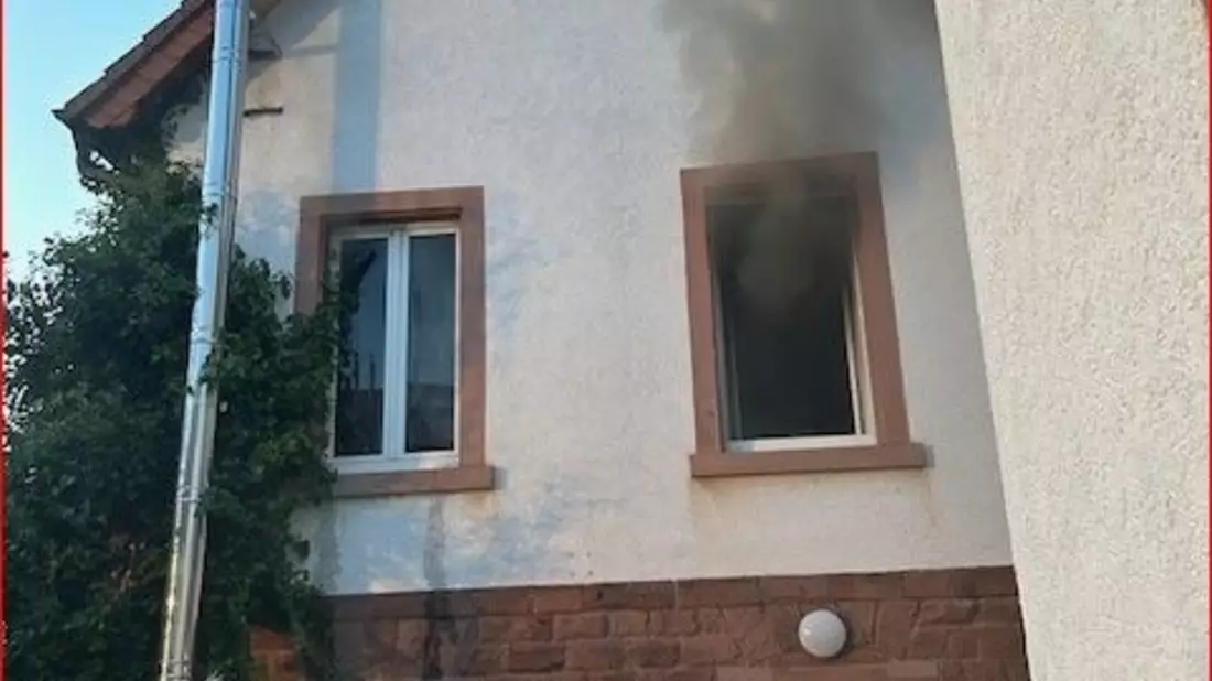 FW Dresden: Wohnungsbrand im Dachgeschoss - Bild: presseportal.de