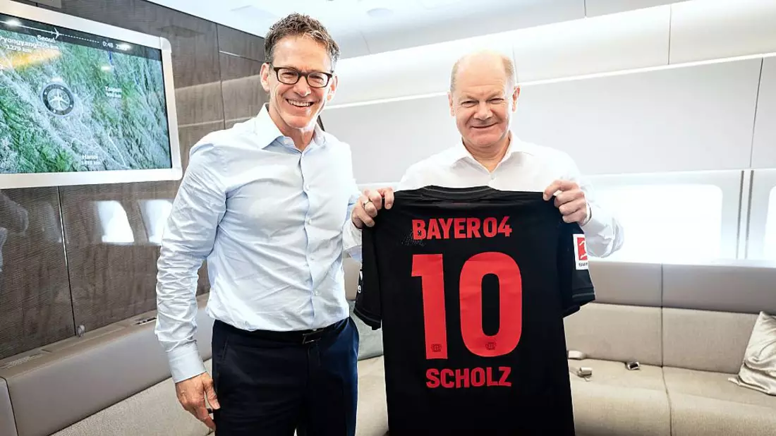 Bayer-Chef überreicht Scholz Leverkussen-Trikot am 15.04.2024 - Bild: Kugler/Bundesregierung,  Text: über dts Nachrichtenagentur