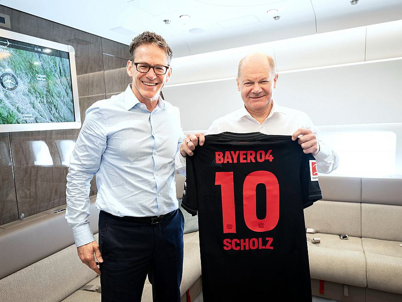 Bayer-Chef überreicht Scholz Leverkussen-Trikot am 15.04.2024 - Foto: Kugler/Bundesregierung,  Text: über dts Nachrichtenagentur