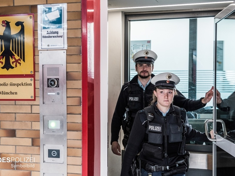 Bundespolizeidirektion München: Tanzend in der S-Bahn / Betrunkener entblößt sich im Zug - Foto: presseportal.de