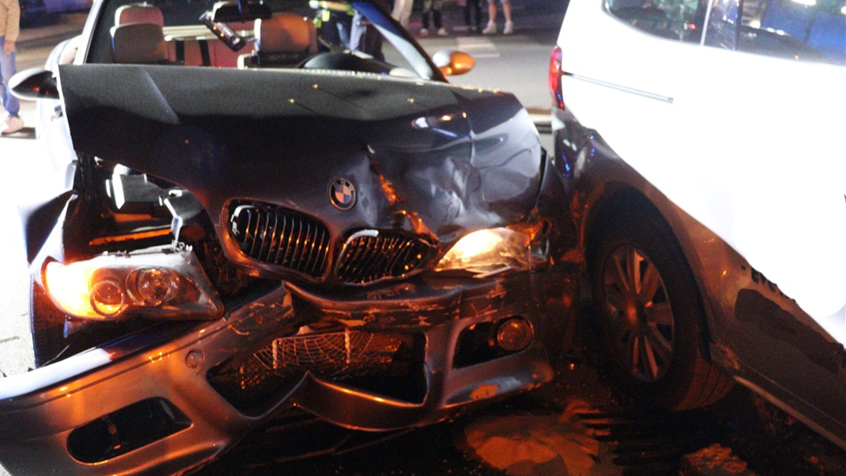 POL-HF: Verkehrsunfall im Kreuzungsbereich- Insassen verletzt - Foto: presseportal.de