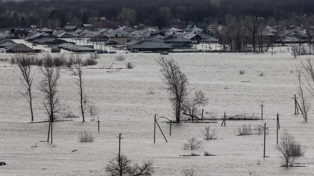 Das überschwemmte Gebiet am Rande von Orenburg. - Bild: AP/dpa