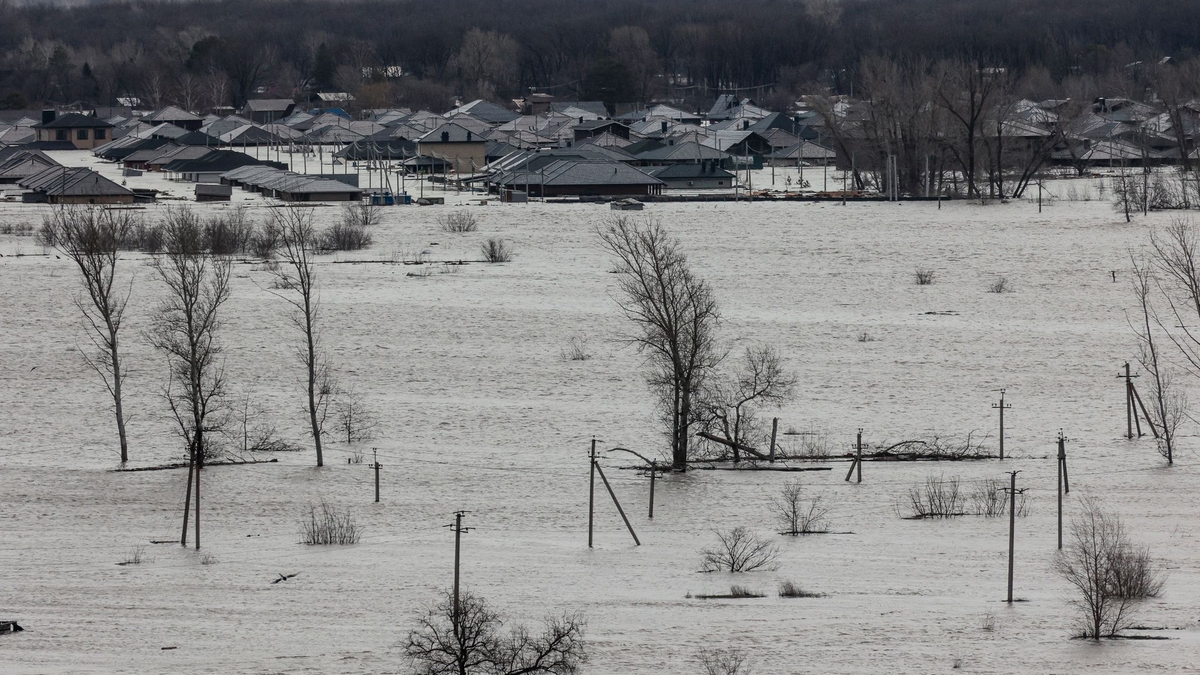 Das überschwemmte Gebiet am Rande von Orenburg. - Foto: AP/dpa