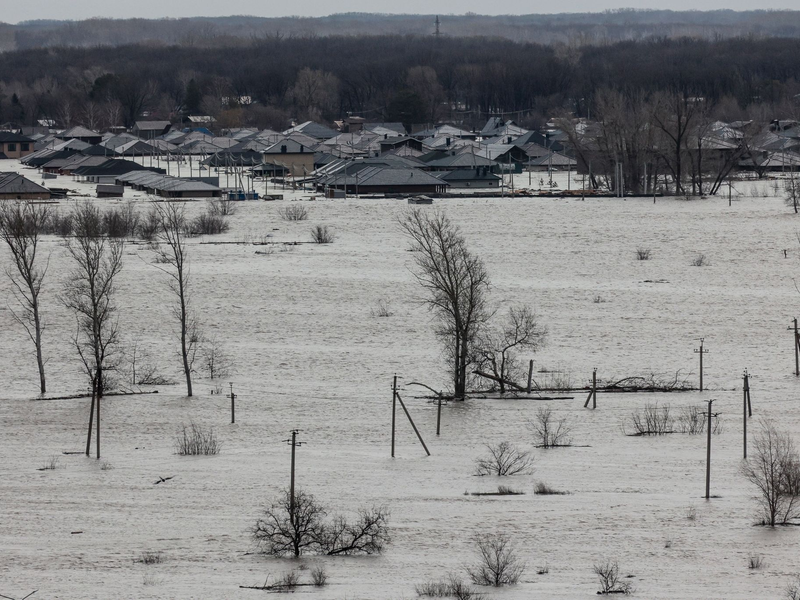 Das überschwemmte Gebiet am Rande von Orenburg. - Foto: AP/dpa