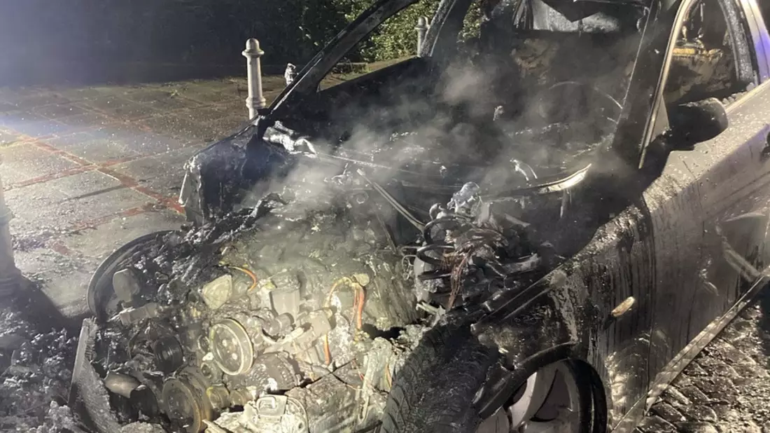 POL-DU: Alt-Homberg: Auto in Vollbrand - Kripo sucht Zeugen - Bild: presseportal.de