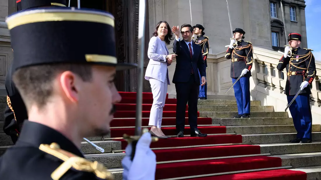 Außenministerin Annalena Baerbock wird von ihrem Amtskollegen Stéphane Séjourné am Außenministerium begrüßt. - Bild: Bernd von Jutrczenka/dpa