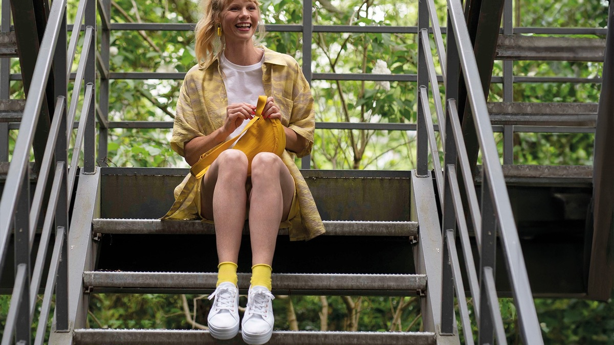 Bunt gewinnt / Die Socken und Kniestrümpfe von NUR DIE treiben es in dieser Saison bunt - und setzen auf den Holi Festivals modische Akzente - Foto: presseportal.de