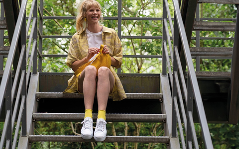 Bunt gewinnt / Die Socken und Kniestrümpfe von NUR DIE treiben es in dieser Saison bunt - und setzen auf den Holi Festivals modische Akzente - Foto: presseportal.de