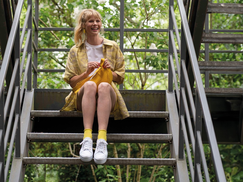 Bunt gewinnt / Die Socken und Kniestrümpfe von NUR DIE treiben es in dieser Saison bunt - und setzen auf den Holi Festivals modische Akzente - Foto: presseportal.de