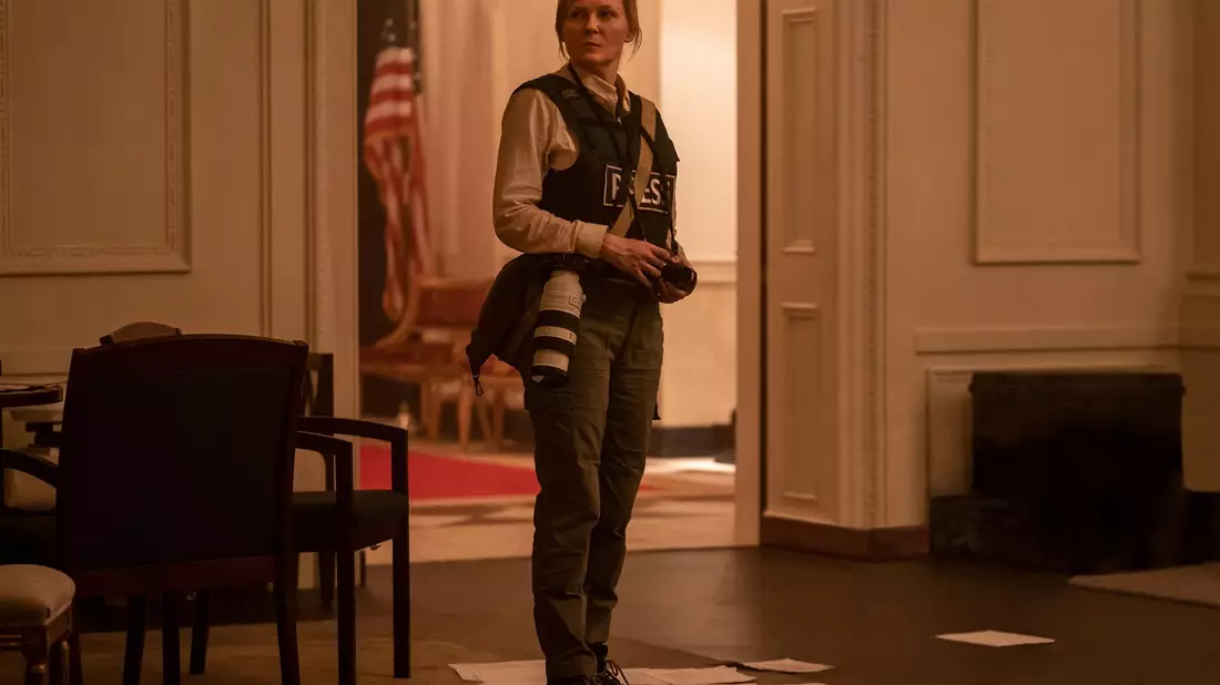 Kirsten Dunst in einer Szene des Films «Civil War». - Bild: Murray Close/A24/DCM/dpa