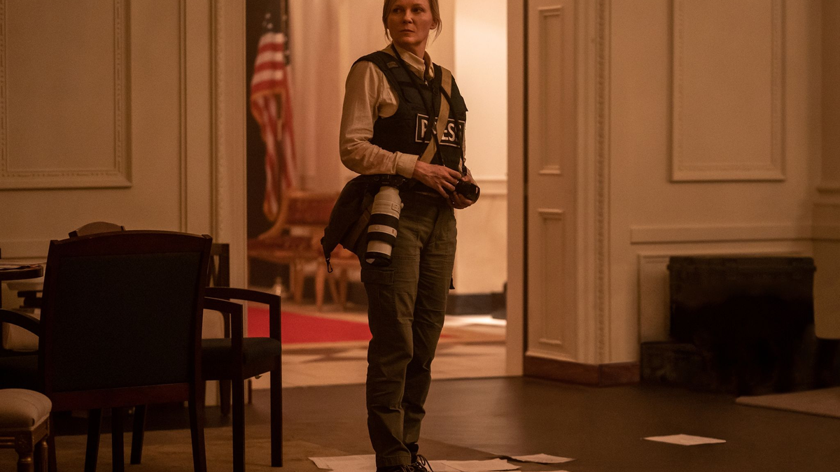 Kirsten Dunst in einer Szene des Films «Civil War». - Foto: Murray Close/A24/DCM/dpa