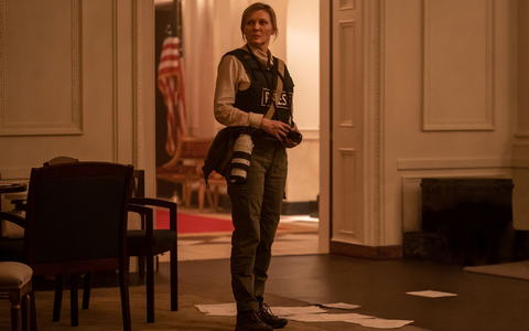 Kirsten Dunst in einer Szene des Films «Civil War». - Foto: Murray Close/A24/DCM/dpa