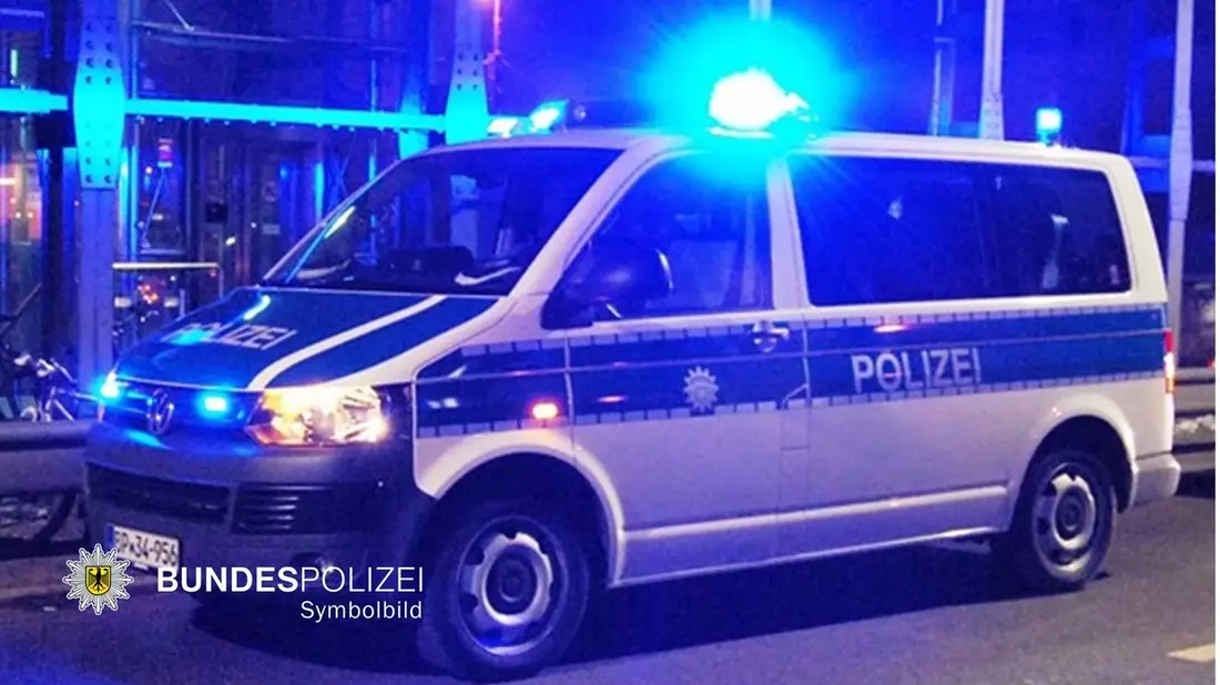 Bundespolizeidirektion München: Bedrohung mit Messer in Regionalzug und Verwendung von Kennzeichen verfassungswidriger Organisationen / Bundespolizei sucht Zeugen - Bild: presseportal.de