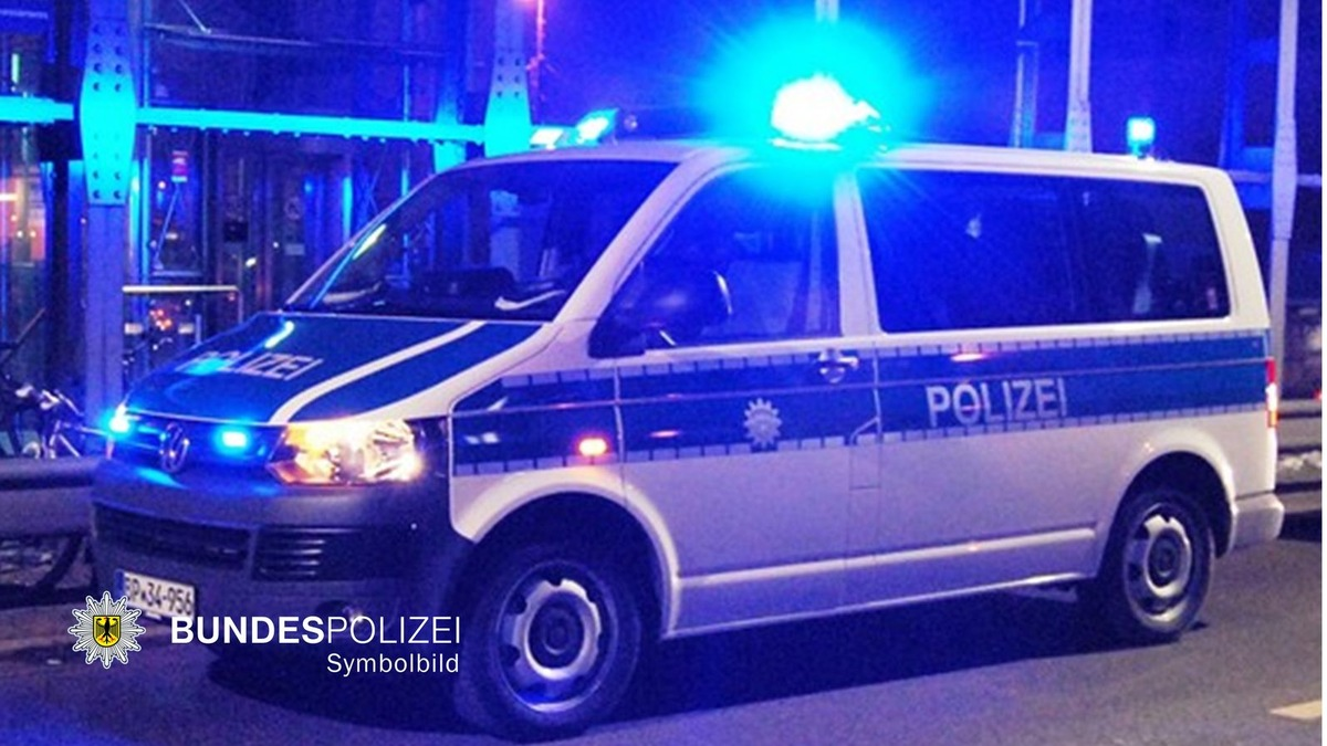 Bundespolizeidirektion München: Bedrohung mit Messer in Regionalzug und Verwendung von Kennzeichen verfassungswidriger Organisationen / Bundespolizei sucht Zeugen - Foto: presseportal.de