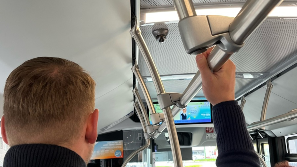 POL-HA: Polizeibeamte begleiten Linienbus in Wehringhausen - Foto: presseportal.de