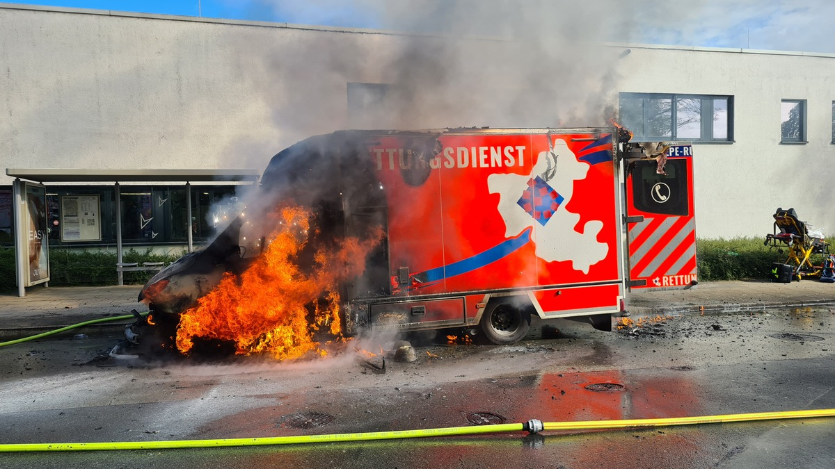FW-E: Rettungswagen steht in Vollbrand - keine Personen verletzt - Foto: presseportal.de