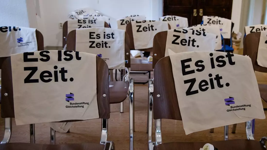 Was kostet die Gewalt an Frauen? / Bundesstiftung Gleichstellung on Tour in Heidenheim an der Brenz zu Partnerschaftsgewalt - Bild: presseportal.de