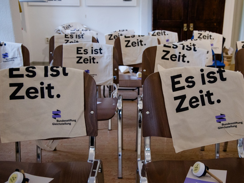 Was kostet die Gewalt an Frauen? / Bundesstiftung Gleichstellung on Tour in Heidenheim an der Brenz zu Partnerschaftsgewalt - Foto: presseportal.de